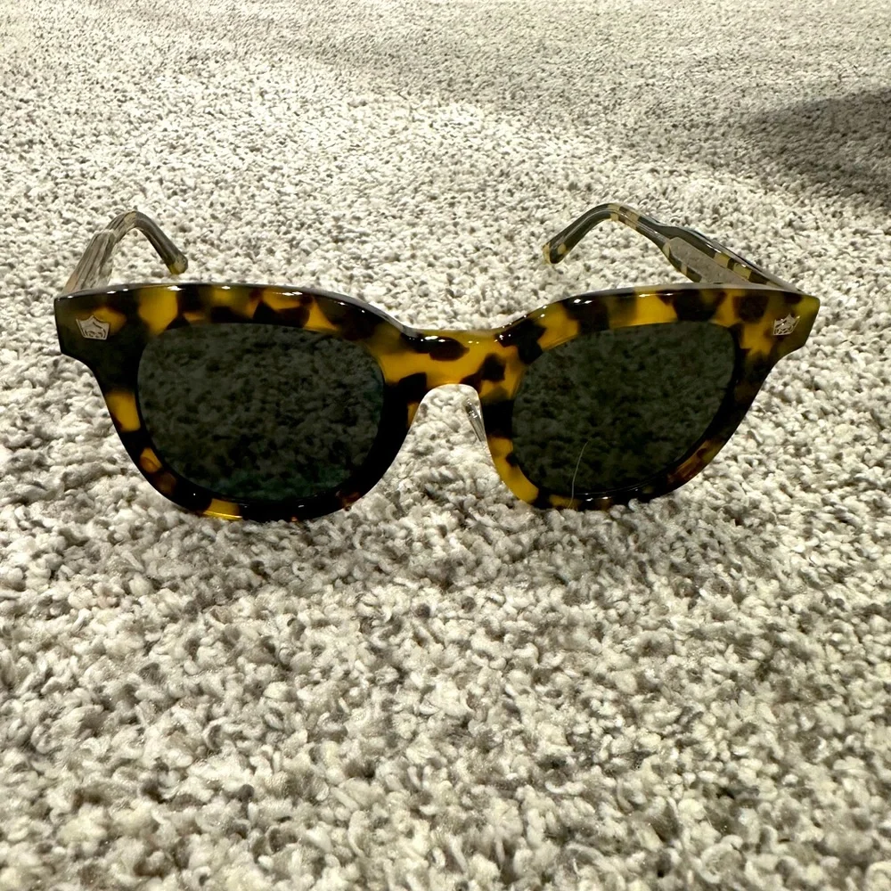 Harry Potter DIFF Charitable Collaboration - Hufflepuff Sunglasses - Picture 3 of 7